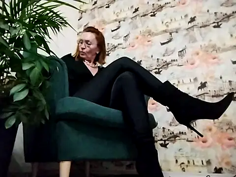 Snapshot of VelvetKarolina chatting on October 13, 1:12 pm VelvetKarolina online show from October 13, 1:12 pm