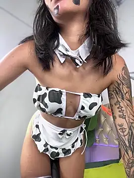 Snapshot of TweetiePieXXX chatting on October 27, 10:33 pm TweetiePieXXX online show from October 27, 10:33 pm