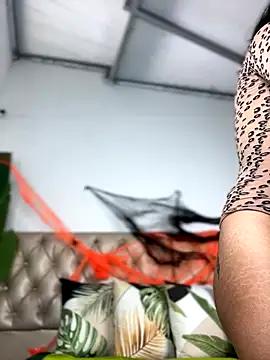 Snapshot of TweetiePieXXX chatting on October 23, 10:19 pm TweetiePieXXX online show from October 23, 10:19 pm