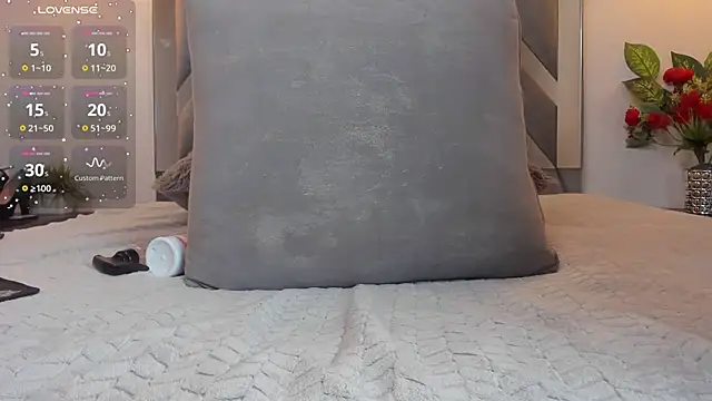 Hanna Cornee  online show from October 31, 2:02 pm