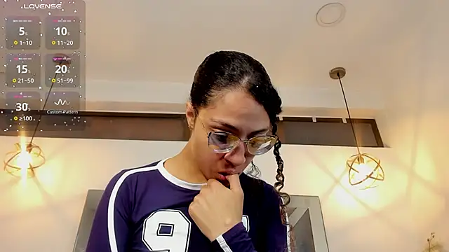 Hanna Cornee  online show from November 19, 1:33 pm