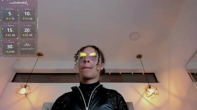 Hanna Cornee  online show from December 17, 2:11 pm