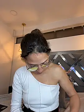 Hanna Cornee  online show from November 14, 1:59 pm