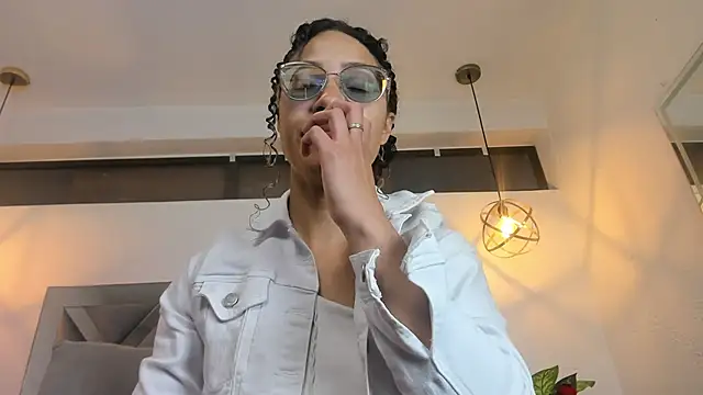 Hanna Cornee  online show from December 14, 1:39 pm