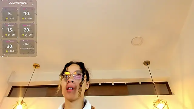 Hanna Cornee  online show from November 17, 1:37 pm