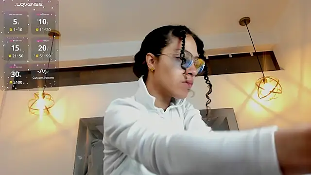 Hanna Cornee  online show from December 3, 1:43 pm