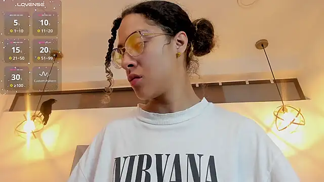 Hanna Cornee  online show from November 4, 1:59 pm