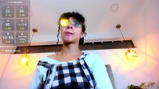 Hanna Cornee  online show from February 14, 1:11 pm