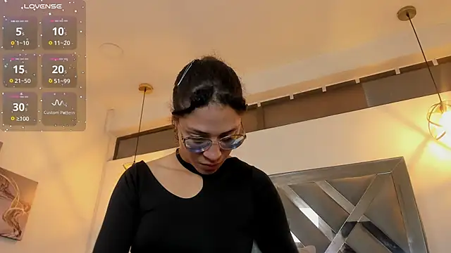 Hanna Cornee  online show from November 6, 1:37 pm