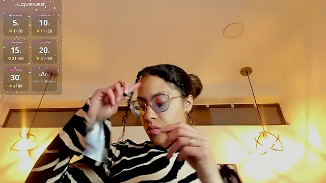 Hanna Cornee  online show from November 13, 1:15 pm