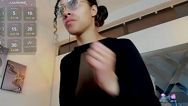 Hanna Cornee  online show from November 28, 1:33 pm