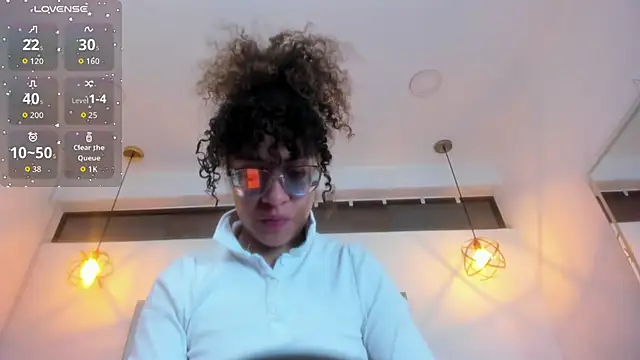 Hanna Cornee  online show from February 15, 1:32 pm