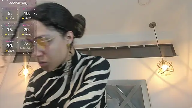 Hanna Cornee  online show from November 21, 1:32 pm