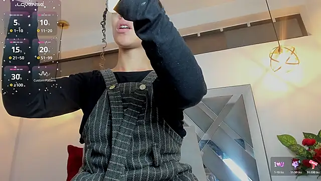 Hanna Cornee  online show from November 29, 1:44 pm