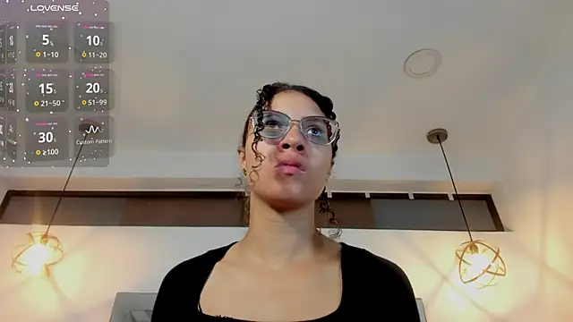 Hanna Cornee  online show from November 20, 1:45 pm