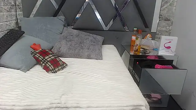 Snapshot of YanetRose chatting on December 15, 3:23 am YanetRose online show from December 15, 3:23 am