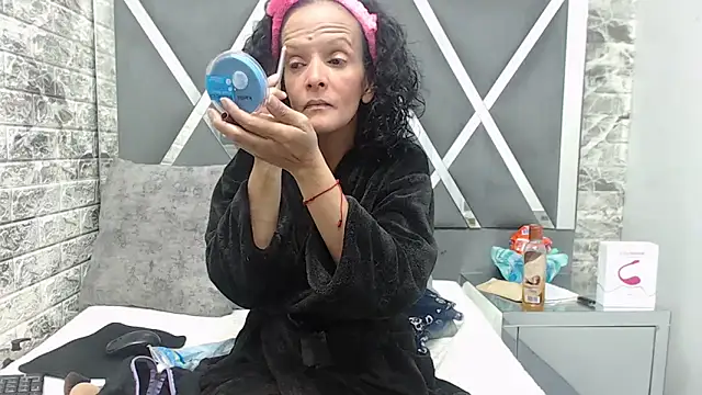 Snapshot of YanetRose chatting on November 13, 3:32 am YanetRose online show from November 13, 3:32 am