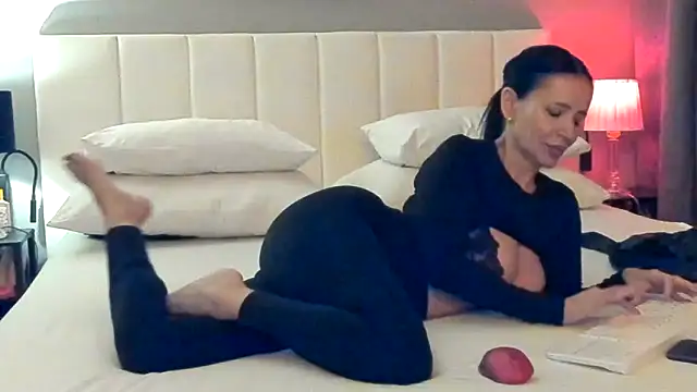 simonacavali online show from November 19, 5:13 pm