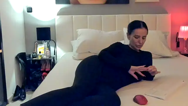 simonacavali online show from November 15, 8:13 pm