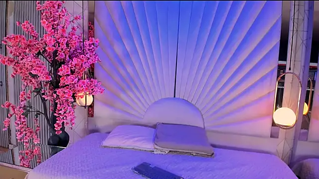 VesperVelvet online show from April 1, 4:25 am