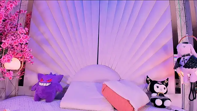 VesperVelvet online show from April 12, 5:11 am