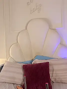 Kaylachannell online show from December 21, 9:33 am