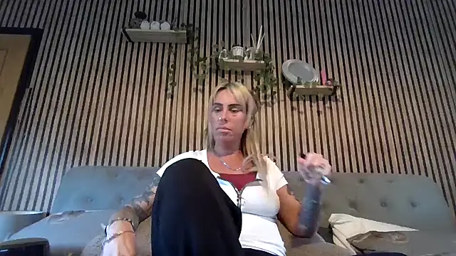 poppyinga1 online show from March 1, 4:07 pm