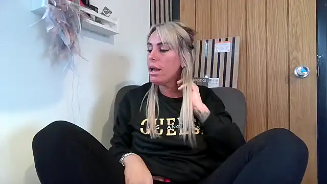 poppyinga1 online show from March 4, 9:39 am