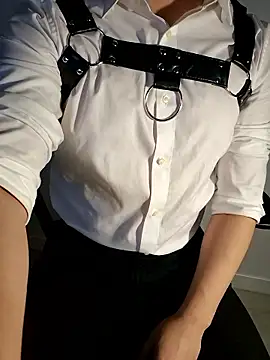 111owo111 online show from October 6, 1:23 pm