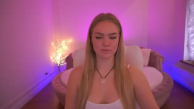 CelesteNoir online show from December 19, 8:27 am