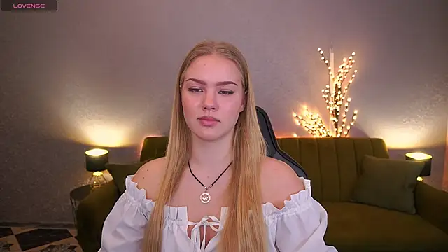 CelesteNoir online show from November 12, 8:40 am