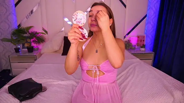 Snapshot of UrMuseOn chatting on October 21, 6:24 am UrMuseOn online show from October 21, 6:24 am