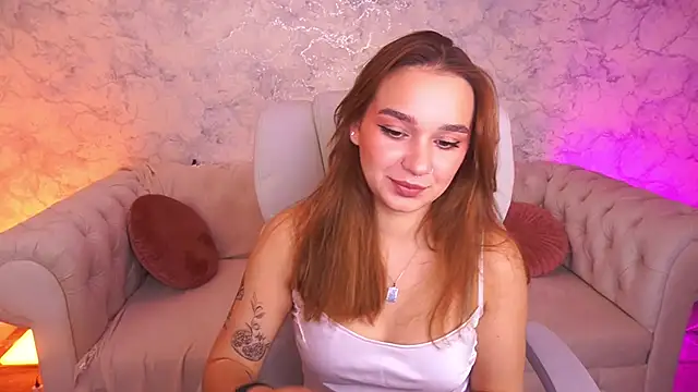 Snapshot of UrMuseOn chatting on November 2, 7:57 am UrMuseOn online show from November 2, 7:57 am