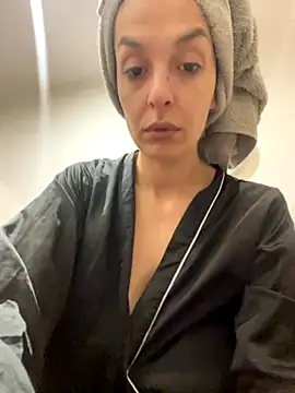 Snapshot of Piggiteablacktea chatting on November 5, 5:27 pm Piggiteablacktea online show from November 5, 5:27 pm