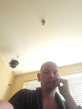 Snapshot of piercingpik chatting on June 5, 7:36 am piercingpik online show from June 5, 7:36 am