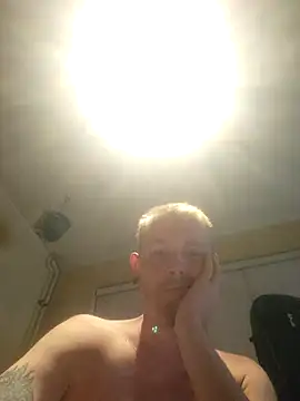 Snapshot of piercingpik chatting on July 16, 8:39 pm piercingpik online show from July 16, 8:39 pm