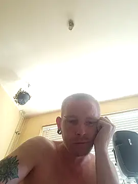 Snapshot of piercingpik chatting on June 29, 9:38 am piercingpik online show from June 29, 9:38 am