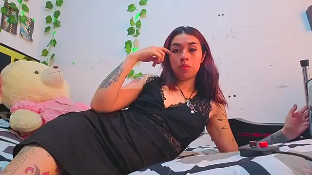 lucywhite13 online show from April 22, 4:36 pm