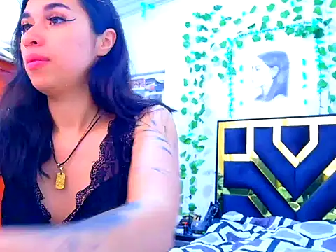 lucywhite13 online show from September 23, 1:07 pm