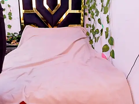 lucywhite13 online show from October 17, 3:14 pm