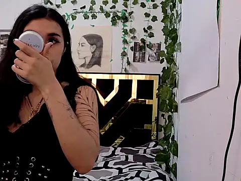 lucywhite13 online show from September 18, 4:32 pm