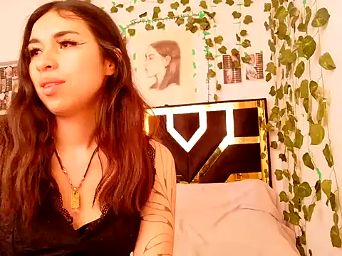 lucywhite13 online show from October 21, 10:09 pm