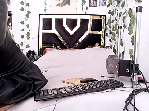 lucywhite13 online show from November 12, 1:15 pm