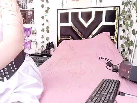 lucywhite13 online show from November 6, 6:34 pm