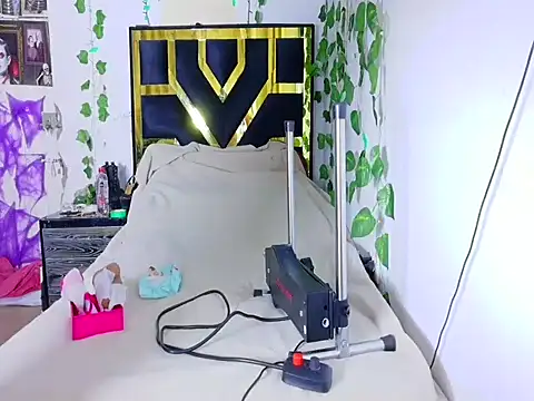 lucywhite13 online show from October 19, 5:43 am