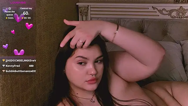 Snapshot of EmilyHyde chatting on November 15, 8:29 am EmilyHyde online show from November 15, 8:29 am