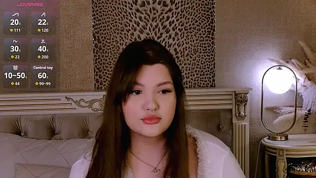 EmilyHyde online show from April 7, 8:32 pm