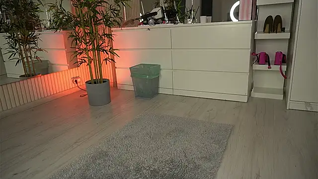 EmmaBlanco online show from April 4, 4:30 am