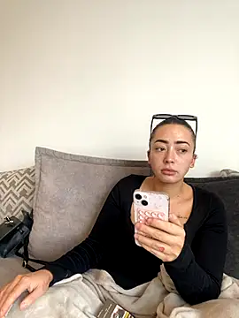 ItsCOCOx online show from October 27, 3:13 pm