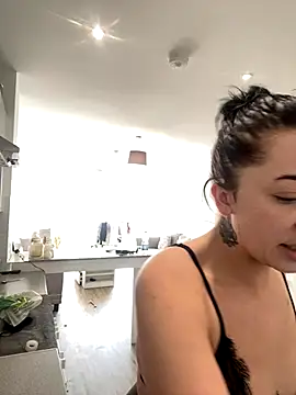 ItsCOCOx online show from October 28, 11:20 am